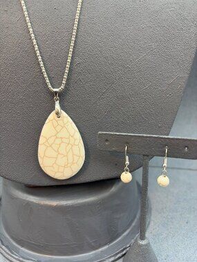 Teardrop Pendant Necklace Earrings 36 In Silver Mesh Chain White Crackle Howlite